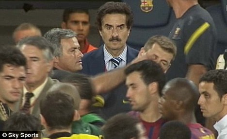 Mourinho Pokes Vilanove in the eye